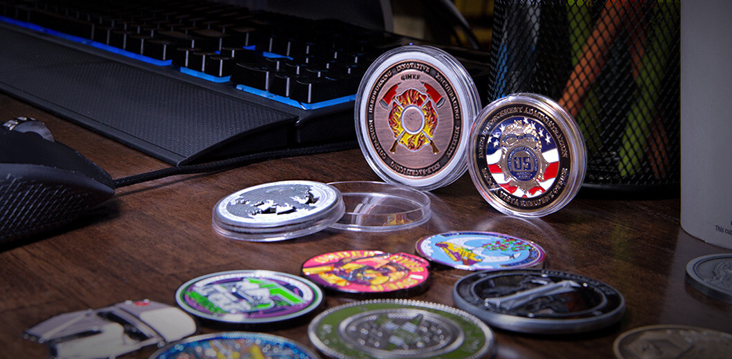 Crystal clear coin capsule for challenge coin display with snap-fit cover and base